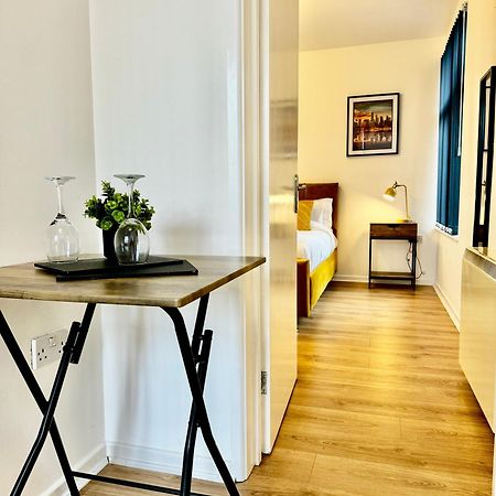Rnm - Business Professional & Top Choice, Private Access & Entire Place, Kitchen & Washroom With Amenities, Smart Tv, Easy Access, Fast Wifi, Parking Nearby, Great Transport Links 헤일소언 외부 사진