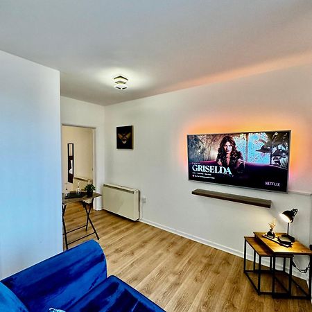 Rnm - Business Professional & Top Choice, Private Access & Entire Place, Kitchen & Washroom With Amenities, Smart Tv, Easy Access, Fast Wifi, Parking Nearby, Great Transport Links 헤일소언 외부 사진