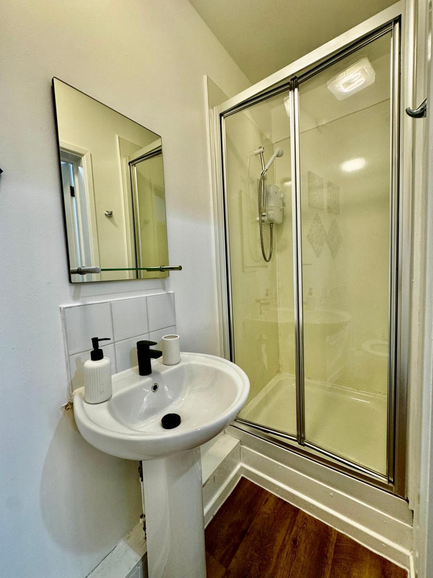 Rnm - Business Professional & Top Choice, Private Access & Entire Place, Kitchen & Washroom With Amenities, Smart Tv, Easy Access, Fast Wifi, Parking Nearby, Great Transport Links 헤일소언 외부 사진